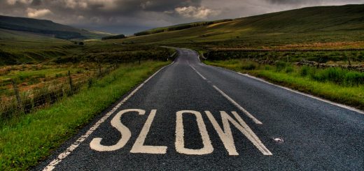 Une route avec l'indication "slow"