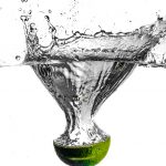 Citron vert plongé dans l'eau
