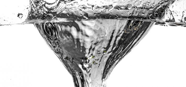 Citron vert plongé dans l'eau