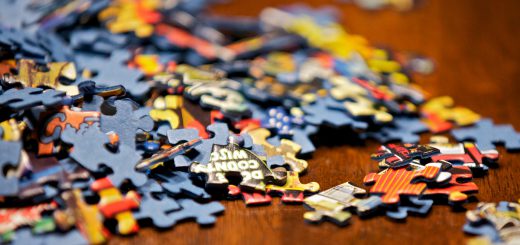 Puzzle étalé sur une table en bois