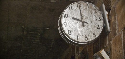 Horloge murale abimée