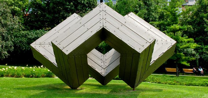 Sculpture moderne avec une structure cubique