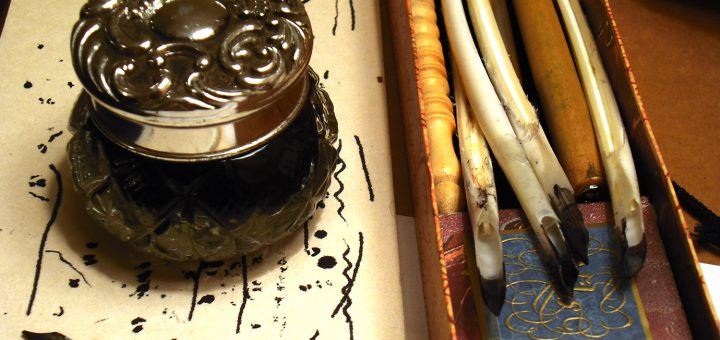 Un ensemble de plumes d'oies et un encrier